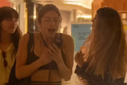 Grazi Massafera Leva Susto Ao Ser Clicada Com A Filha E A Sobrinha Em Saída De Cafeteria.