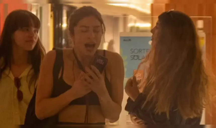 Grazi Massafera Leva Susto Ao Ser Clicada Com A Filha E A Sobrinha Em Saída De Cafeteria.