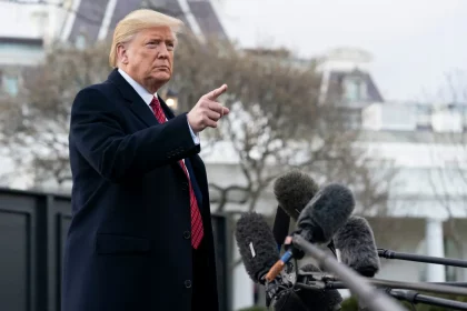 Facebook Remove Grupo Após Pedido Do Governo Trump Durante Operação Migratória (Imagem: Rawpixel.com / Shutterstock)