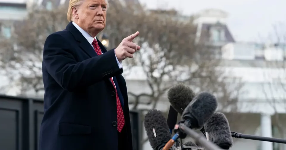 Facebook Remove Grupo Após Pedido Do Governo Trump Durante Operação Migratória (Imagem: Rawpixel.com / Shutterstock)