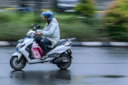 Pessoa Andando De Moto Na Chuva - Editorial Credit: Rocky Siahaija / Shutterstock.com Pessoa Andando De Moto Na Chuva - Editorial Credit: Rocky Siahaija / Shutterstock.com