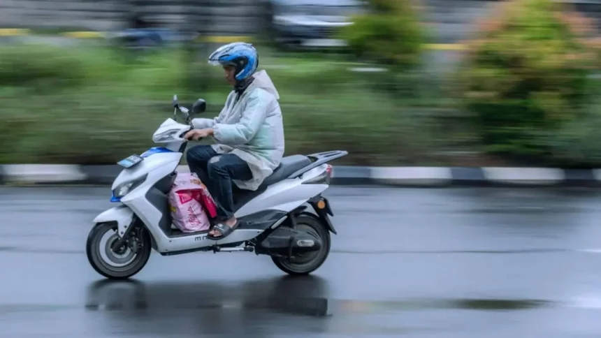 Pessoa Andando De Moto Na Chuva - Editorial Credit: Rocky Siahaija / Shutterstock.com Pessoa Andando De Moto Na Chuva - Editorial Credit: Rocky Siahaija / Shutterstock.com