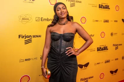 Iza Elege Look Transparente Para 1ª Aparição Solteira; Veja Fotos.