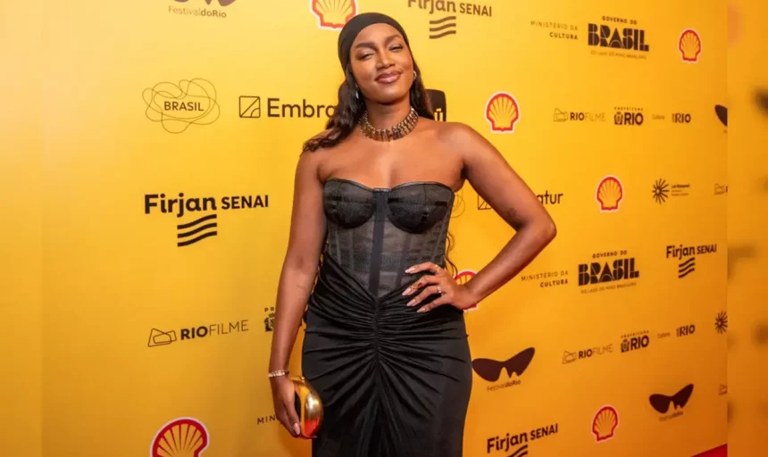 Iza Elege Look Transparente Para 1ª Aparição Solteira; Veja Fotos.