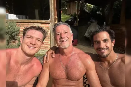 Marcello Novaes E Filhos Posam Sem Camisa Em Folga De 'Dona De Mim'. Fotos: Reprodução / Instagram