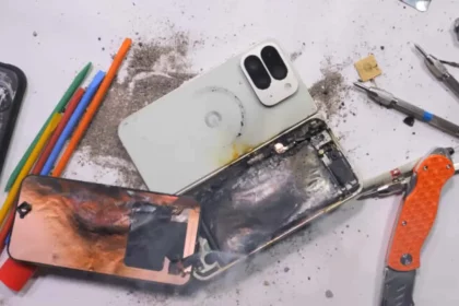 Pixel 10 Pro Fold Pega Fogo Em Teste De Youtuber. Imagem: Reprodução/Jerryrigeverything