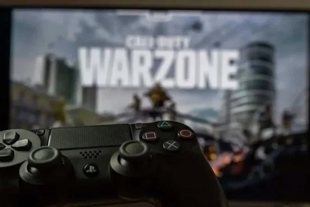 Pessoa Jogando Call Of Duty Em Um Playstation - Imagem: Shutterstock/Rokas Tenys