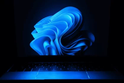 Notebook Com Fundo De Tela Do Windows 11 Via Sunrise King/Unsplash