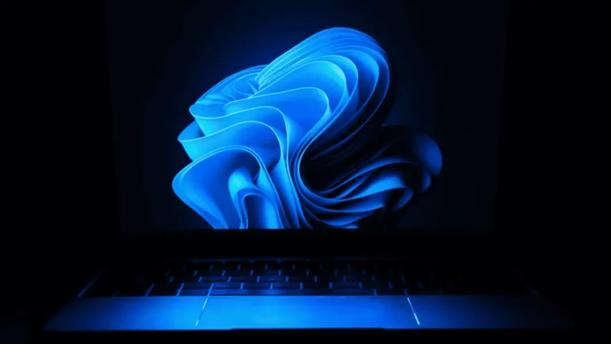 Notebook Com Fundo De Tela Do Windows 11 Via Sunrise King/Unsplash