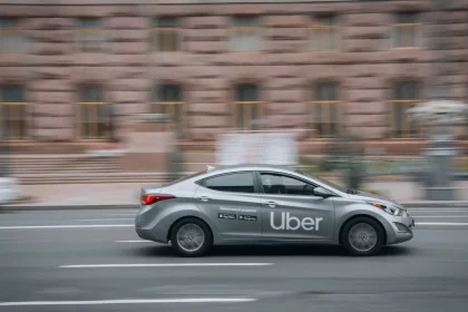 Motoristas Parceiros Da Uber São Profissionais Autônomos Que Utilizam A Plataforma Para Oferecer Transporte Sob Demanda/Shutterstock_Iurii Vlasenko