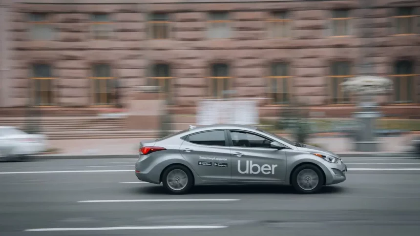 Motoristas Parceiros Da Uber São Profissionais Autônomos Que Utilizam A Plataforma Para Oferecer Transporte Sob Demanda/Shutterstock_Iurii Vlasenko