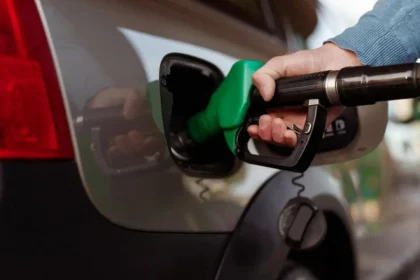 Homem Abastecendo Carro - Imagem: Max Kegfire/Shutterstock