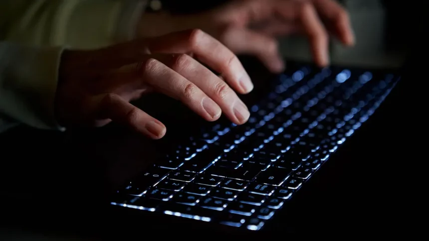 Pessoa Digitando No Teclado Do Notebook / Crédito: Lazy_Bear (Shutterstock/Reprodução)