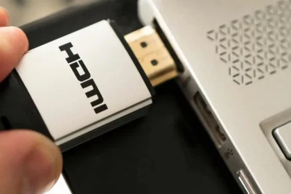 Pessoa Conectando Cabo Hdmi Em Um Notebook - Imagem: Melnikov Dmitriy/Shutterstock