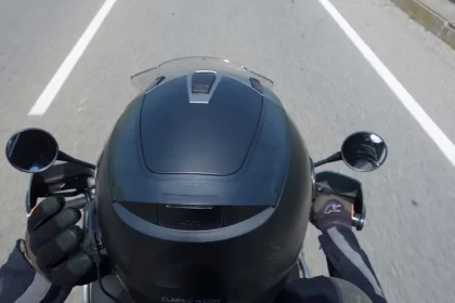 Sistemas De Som Integrados À Moto São Permitidos, Mas Alto-Falantes No Capacete Continuam Proibidos/Shutterstock_Degetzica
