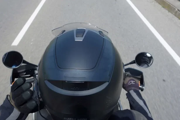 Sistemas De Som Integrados À Moto São Permitidos, Mas Alto-Falantes No Capacete Continuam Proibidos/Shutterstock_Degetzica