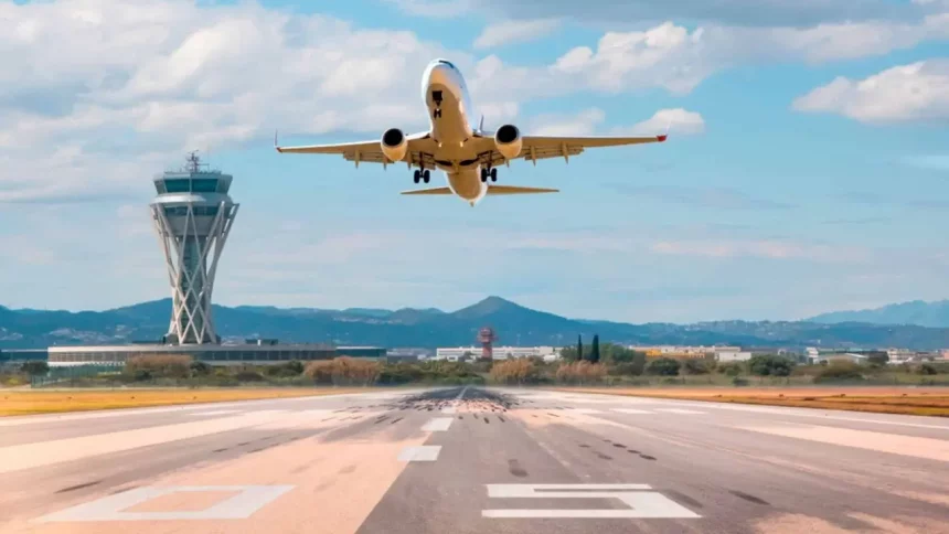 Avião Decolando - Imagem: Muratart/Shutterstock