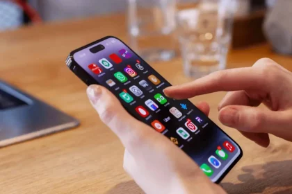 Pessoa Utilizando Um Celular (Reprodução: Shutterstock/ Valiantsin Suprunovich)