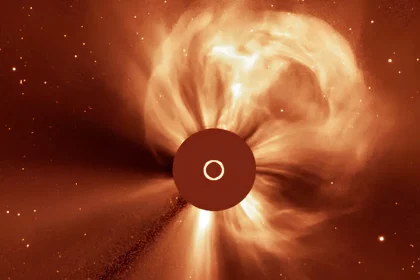 Explosão Do Lado Oculto Do Sol Capturada Pelo Observatório Solar E Heliosférico (Soho), Com Cores Alteradas Por Inteligência Artificial. Crédito: Soho Via Spaceweather.com. Edição: Gemini