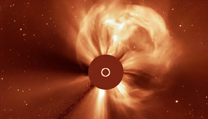 Explosão Do Lado Oculto Do Sol Capturada Pelo Observatório Solar E Heliosférico (Soho), Com Cores Alteradas Por Inteligência Artificial. Crédito: Soho Via Spaceweather.com. Edição: Gemini