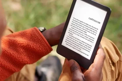 Homem Lendo Em Um Kindle - Imagem: Divulgação/Amazon