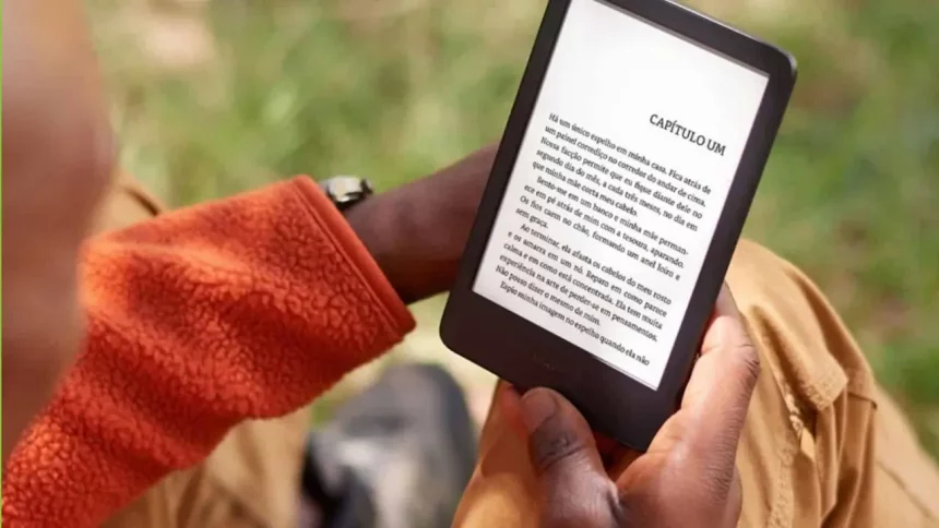 Homem Lendo Em Um Kindle - Imagem: Divulgação/Amazon