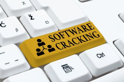 Software Crackeado Não É Uma Economia, É Um Risco Legal E Digital (Imagem: Nialowwa / Shutterstock.com)