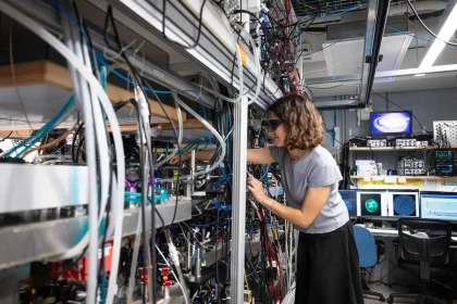 Pesquisadores Da Caltech Desenvolveram Um Supercomputador Quântico Que Funciona À Temperatura Ambiente. (Imagem: Caltech/Lance Hayashida)