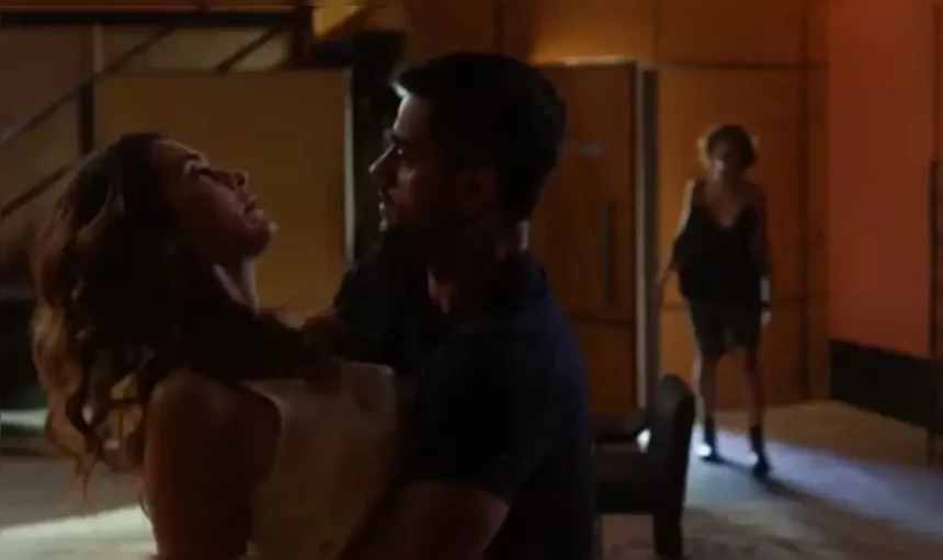 Ele Passará A Desconfiar Após Passar Por Susto Com A Atriz.  Ele Passará A Desconfiar Após Passar Por Susto Com A Atriz. 