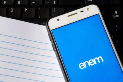 Aplicativo Do Enem Em Um Celular - Crédito Editorial: Brenda Rocha - Blossom / Shutterstock.com