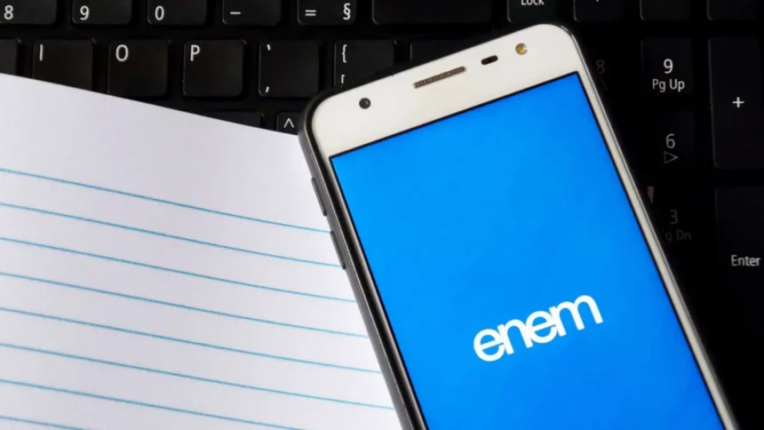 Aplicativo Do Enem Em Um Celular - Crédito Editorial: Brenda Rocha - Blossom / Shutterstock.com