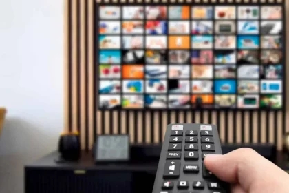Pessoa Utilizando Uma Smart Tv - Imagem: Proxima Studio / Shutterstock.com