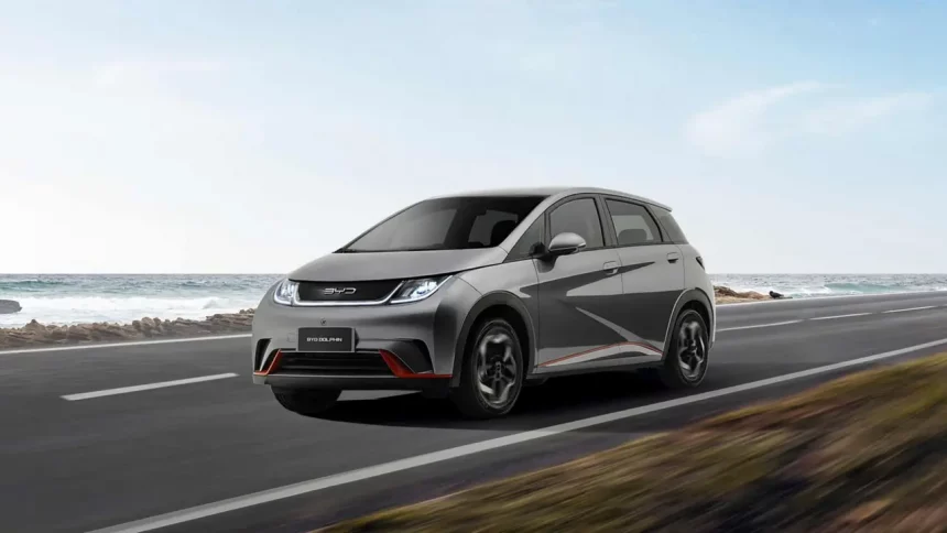 Byd Dolphin Na Estrada - Imagem: Byd / Divulgação