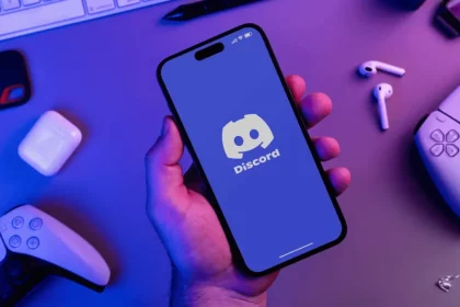 Pessoa Abrindo O Aplicativo Discord No Celular - (Imagem: Diego Thomazini/Shutterstock)