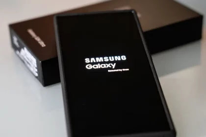 Foto De Uma Samsung Galaxy Sendo Ligado - Imagem: Javi_Indy / Istock