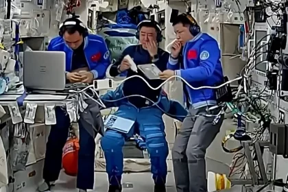 Astronautas Da Missão Shenzhou-20 Trabalhando Na Estação Espacial Tiangong – Trio Vai Precisar Esperar Para Voltar Para Casa Por Causa De Acidente Com Lixo Espacial. Crédito: Agência Espacial Tripulada Da China (Cmsa)