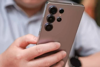 Homem Segurando Um Galaxy S25 Ultra, Da Samsung; Foto Mostra A Parte Traseira Do Celular - Imagem: Tinhkhuong/Shutterstock