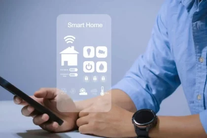 Homem Administrando App De Casa Inteligente - Imagem: Rneaw/Shutterstock Homem Administrando App De Casa Inteligente - Imagem: Rneaw/Shutterstock