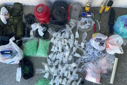 Agentes Militares Encontraram 490 Pinos De Cocaína, Uma Faca, Um Coldre Para Pistola, Um Cinto Tático E Outras Materiais Criminosos.  Agentes Militares Encontraram 490 Pinos De Cocaína, Uma Faca, Um Coldre Para Pistola, Um Cinto Tático E Outras Materiais Criminosos. 