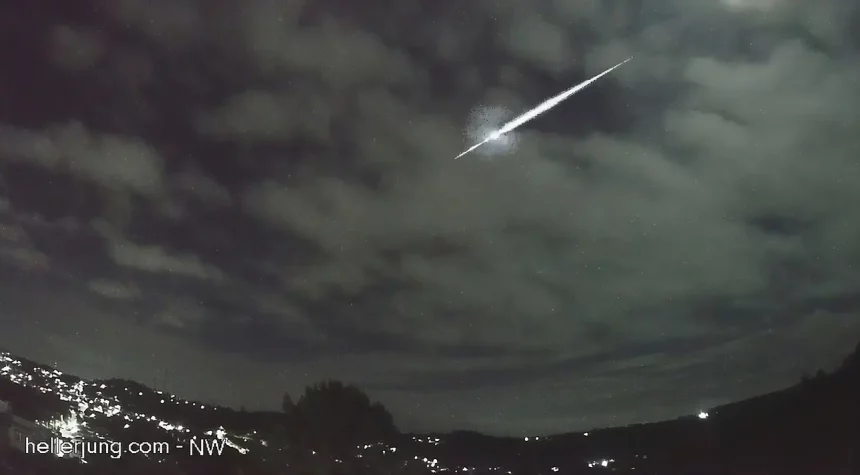 Meteoro Rasga O Céu Sobre Bento Gonçalves (Rs) Na Noite De Segunda-Feira (3). Crédito: Observatório Heller &Amp; Jung