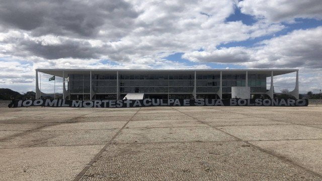 'A Culpa É Sua, Bolsonaro', Diz Faixa Em Frente Ao Planalto No Dia Que O Brasil Chega A 100 Mil Mortos