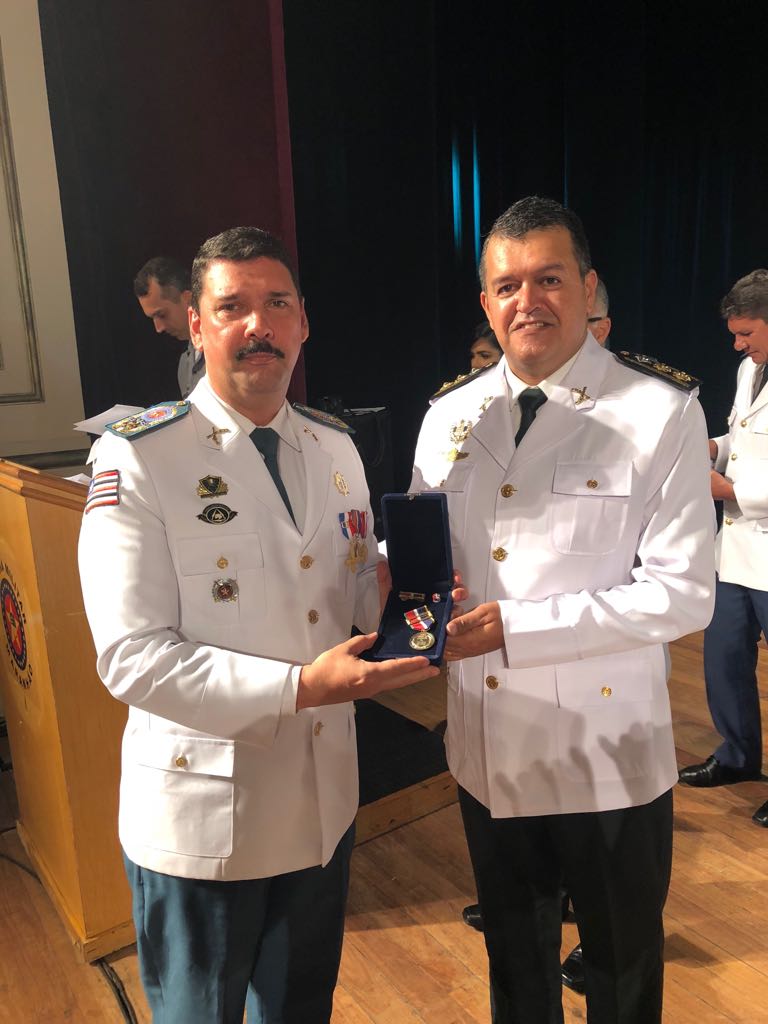 Comandante Do 20° Bpm De Paulo Afonso Recebe A Mais Alta Condecoração Da Polícia Militar Do Maranhão