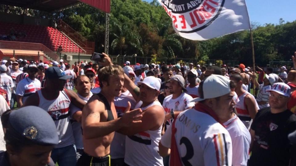 Jogadores Do São Paulo São Agredidos Após Torcedores Invadirem Ct