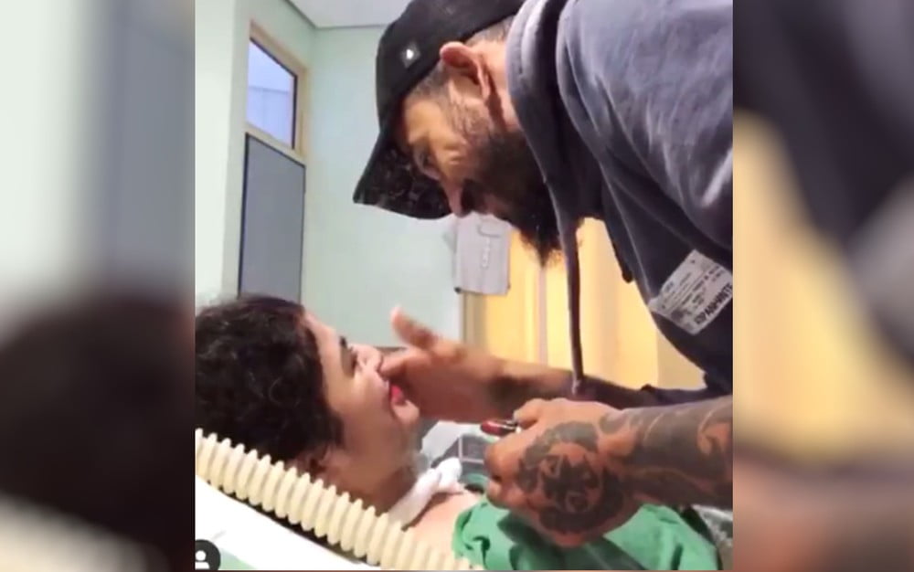 Tatuador Aprende A Maquiar Esposa Tetraplégica, Posta Vídeo E Viraliza Nas Redes Sociais