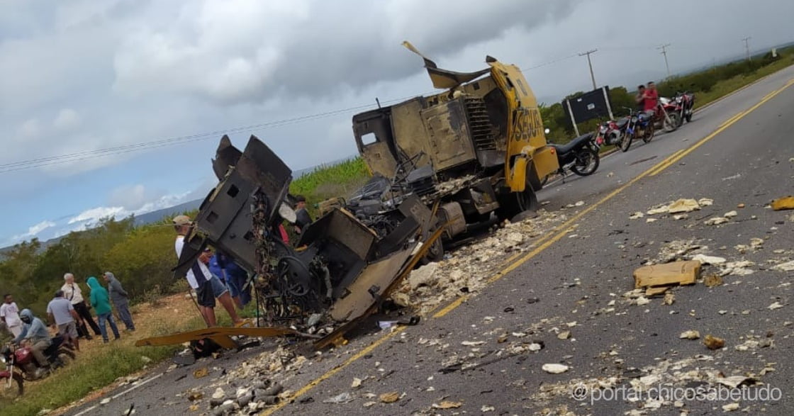 Criminosos Explodem Carro-Forte Durante Tentativa De Assalto Na Ba-210, Em Glória - Ba