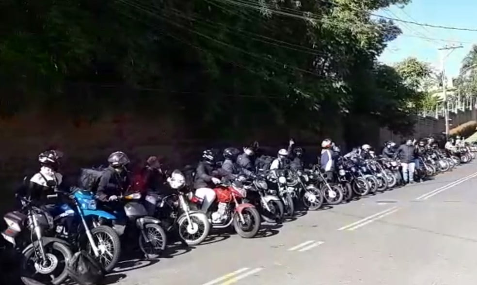 Motoboys Protestam Em Frente A Condomínio De Homem Que Fez Ataque Racista A Entregador