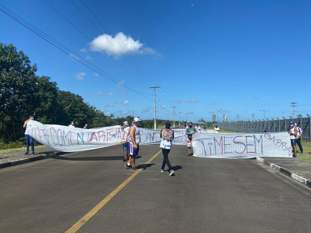 Integrantes De Torcida Organizada Protestam Em Frente Ao Ct Do Bahia: &Quot;Time Sem Garra&Quot;