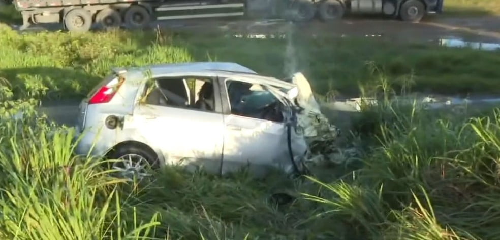 Motorista De Carro Morre Em Rodovia Da Ba Após Atingir Cavalo, Ir Para Contramão E Bater Com Caminhão