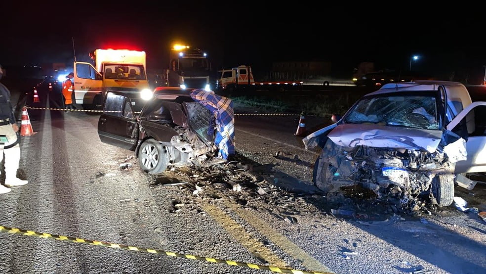 Homem Morre Após Batida Entre Dois Carros Na Br-116 Em Vitória Da Conquista