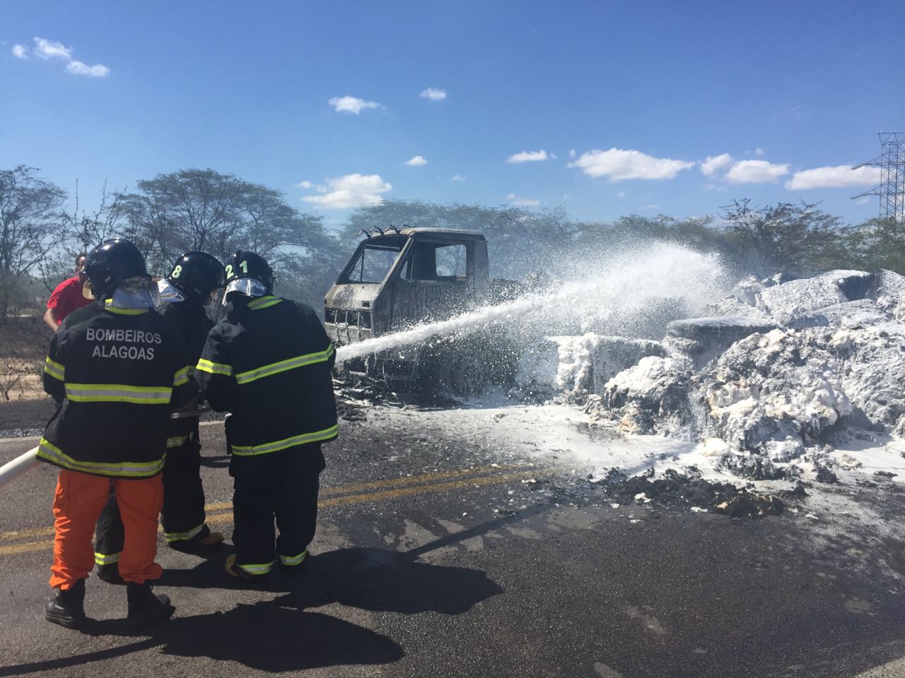 Incêndio Destrói Caminhão Em Trecho Da Br-110 Entre Delmiro Gouveia E Paulo Afonso